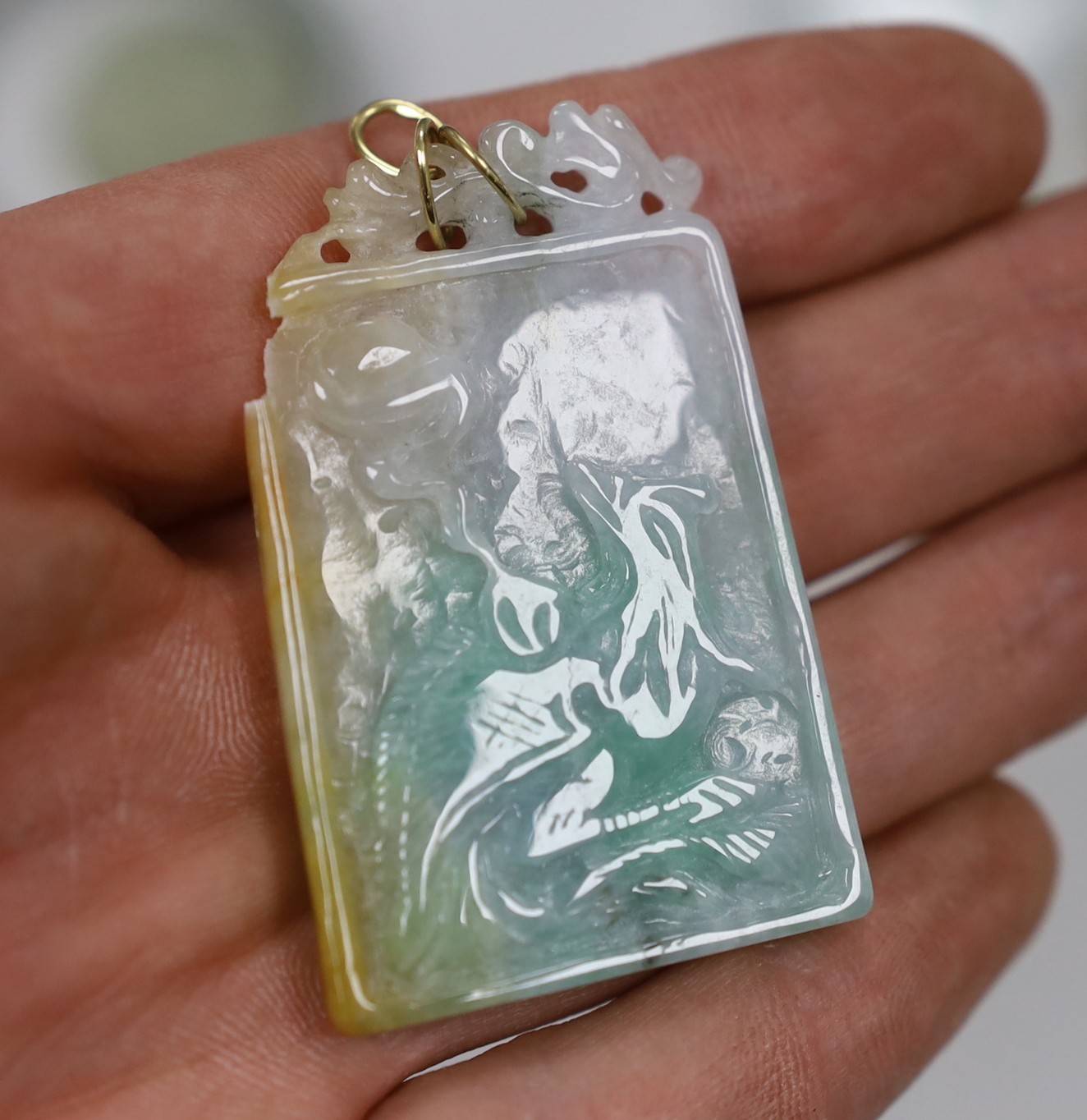 A group of Chinese jadeite or jade carvings or jewellery (7)